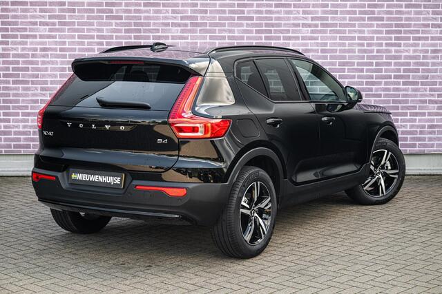 Volvo XC40 2.0 B4 Plus Dark | Trekhaak | Harman Kardon Audio | Achteruitrijcamera | Parkeersensoren | Keyless Entry | Elektrische Achterklep | Elektrisch Verstelbare Voorstoelen | Stoelverwarming | Google Navigatie | Apple Carplay | Android Auto |