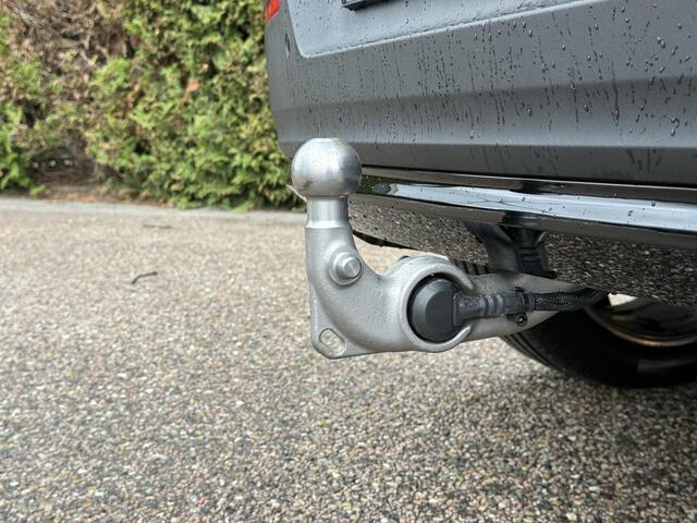 Volvo XC40 B4 Plus Black Edition | Pano dak | 360 camera | Trekhaak | Bliss | Keyless | Elektrische stoelen | Harman / kardon audio | Stuur en stoel verwarming | Cruise control |