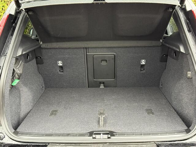 Volvo XC40 B4 Plus Black Edition | Pano dak | 360 camera | Trekhaak | Bliss | Keyless | Elektrische stoelen | Harman / kardon audio | Stuur en stoel verwarming | Cruise control |