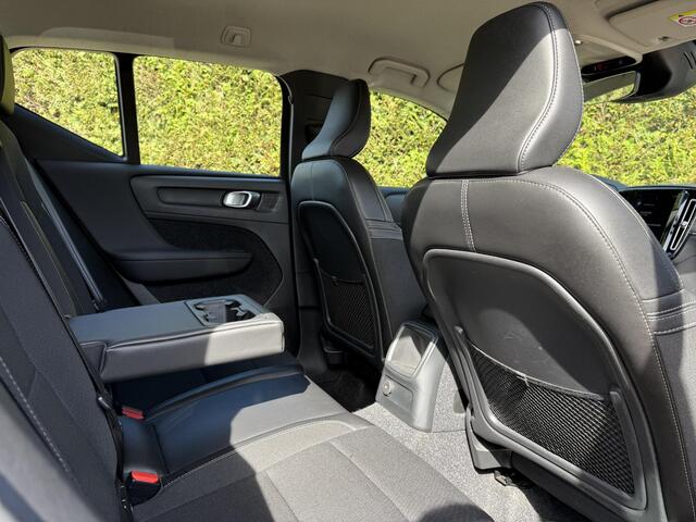 Volvo XC40 T5 Twin Engine Momentum Pro | Blis | Trekhaak | Cruise control | Parkeerhulp |