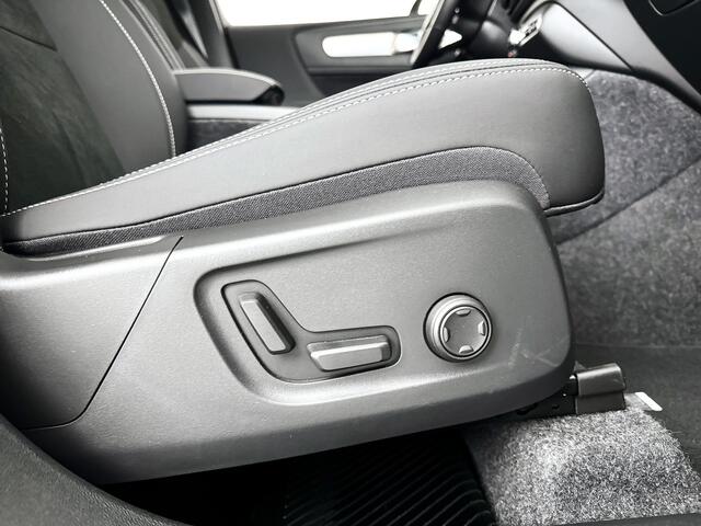 Volvo XC40 B4 Plus Dark | Panoramadak | 360° camera | Harman Kardon | Stoel- en stuurverwarming | Trekhaak