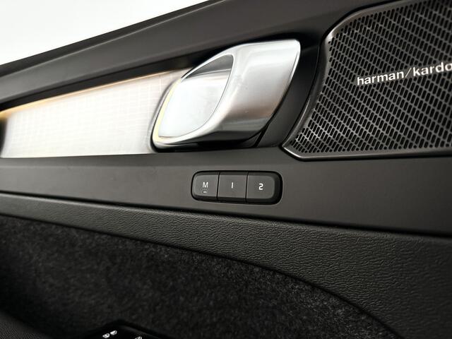 Volvo XC40 B4 Plus Dark | Panoramadak | 360° camera | Harman Kardon | Stoel- en stuurverwarming | Trekhaak