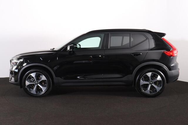 Volvo XC40 B4 Plus Dark - IntelliSafe Assist & Surround - Harman/Kardon audio - Parkeercamera achter - Verwarmde voorstoelen & stuur - Parkeersensoren voor & achter - Elektr. bedienb. voorstoelen met geheugen links - Extra getint glas - Inklapbare trekhaak - 19' LMV