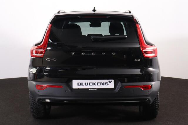 Volvo XC40 B4 Plus Dark - IntelliSafe Assist & Surround - Harman/Kardon audio - Parkeercamera achter - Verwarmde voorstoelen & stuur - Parkeersensoren voor & achter - Elektr. bedienb. voorstoelen met geheugen links - Extra getint glas - Inklapbare trekhaak - 19' LMV