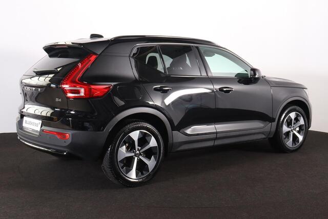 Volvo XC40 B4 Plus Dark - IntelliSafe Assist & Surround - Harman/Kardon audio - Parkeercamera achter - Verwarmde voorstoelen & stuur - Parkeersensoren voor & achter - Elektr. bedienb. voorstoelen met geheugen links - Extra getint glas - Inklapbare trekhaak - 19' LMV