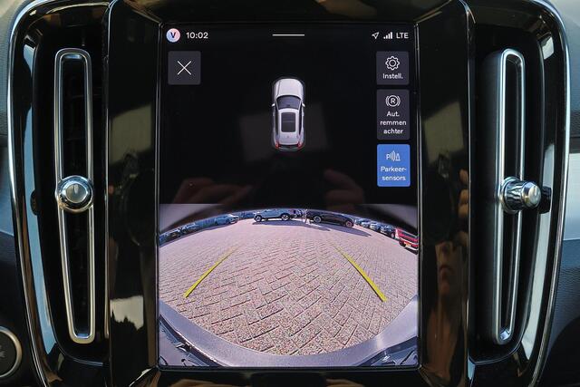 Volvo XC40 B4 Plus Dark - IntelliSafe Assist & Surround - Harman/Kardon audio - Parkeercamera achter - Verwarmde voorstoelen & stuur - Parkeersensoren voor & achter - Elektr. bedienb. voorstoelen met geheugen links - Extra getint glas - Inklapbare trekhaak - 19' LMV