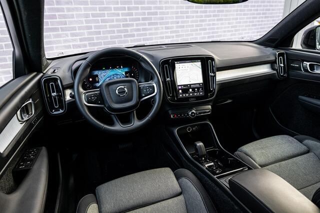 Volvo XC40 2.0 B4 Plus Dark | Trekhaak | Harman Kardon Audio | Achteruitrijcamera | Parkeersensoren | Keyless Entry | Elektrische Achterklep | Elektrisch Verstelbare Voorstoelen | Stoelverwarming | Google Navigatie | Apple Carplay | Android Auto |