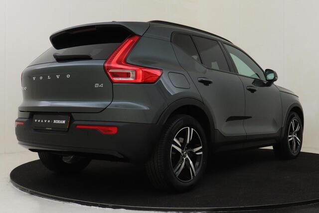 Volvo XC40 B4 (M-HYBRID) PLUS DARK -HARMAN/KARDON|CAMERA|ADAP.CRUISE|POWER-SEATS|VERW.VOORRUIT|PRIVACY.GLAS|TREKHAAK|18"