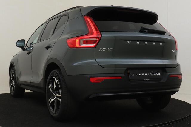 Volvo XC40 B4 (M-HYBRID) PLUS DARK -HARMAN/KARDON|CAMERA|ADAP.CRUISE|POWER-SEATS|VERW.VOORRUIT|PRIVACY.GLAS|TREKHAAK|18"