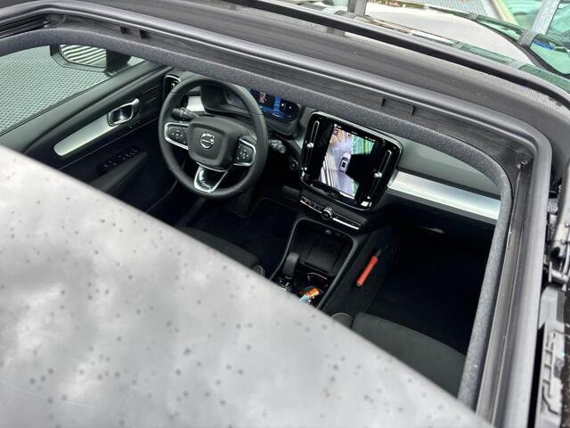 Volvo XC40 2.0 B4 Plus Black Edition Mild hybrid, Automaat, Panoramadak, Trekhaak semi elektrisch wegklapbaar, Harman Kardon audio, 360 graden parkeercamera, Extra getint glas vanaf B-stijl