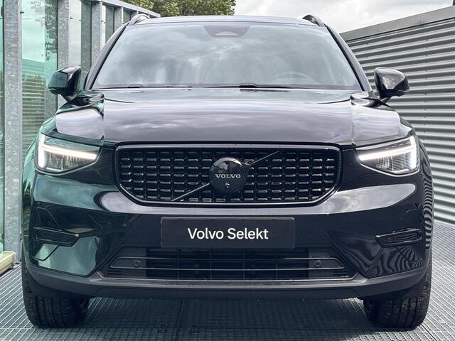 Volvo XC40 2.0 B4 Plus Black Edition Mild hybrid, Automaat, Panoramadak, Trekhaak semi elektrisch wegklapbaar, Harman Kardon audio, 360 graden parkeercamera, Extra getint glas vanaf B-stijl