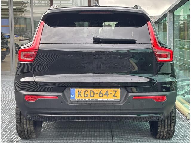 Volvo XC40 2.0 B4 Plus Black Edition Mild hybrid, Automaat, Panoramadak, Trekhaak semi elektrisch wegklapbaar, Harman Kardon audio, 360 graden parkeercamera, Extra getint glas vanaf B-stijl