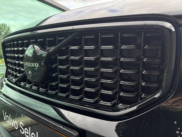Volvo XC40 2.0 B4 Plus Black Edition Mild hybrid, Automaat, Panoramadak, Trekhaak semi elektrisch wegklapbaar, Harman Kardon audio, 360 graden parkeercamera, Extra getint glas vanaf B-stijl