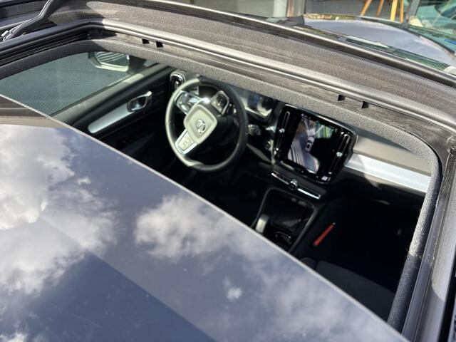Volvo XC40 2.0 B4 Plus Black Edition Mild hybrid, Automaat, Panoramadak, 20 inch wielen, Trekhaak semi elektrisch wegklapbaar, Extra getinte ramen vanaf B-stijl, Harman Kardon audio, 360 graden parkeercamera