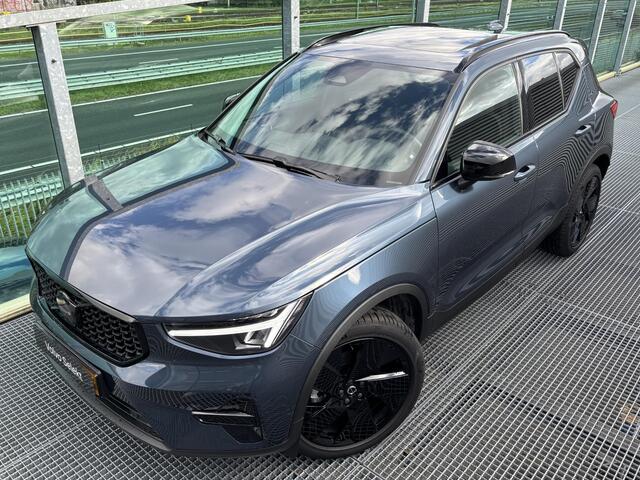 Volvo XC40 2.0 B4 Plus Black Edition Mild hybrid, Automaat, Panoramadak, 20 inch wielen, Trekhaak semi elektrisch wegklapbaar, Extra getinte ramen vanaf B-stijl, Harman Kardon audio, 360 graden parkeercamera