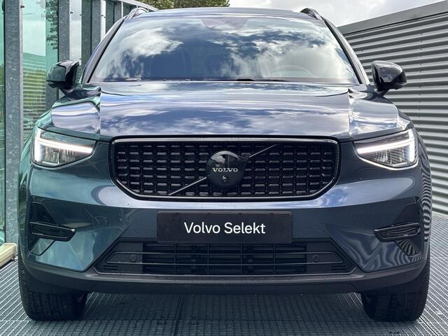 Volvo XC40 2.0 B4 Plus Black Edition Mild hybrid, Automaat, Panoramadak, 20 inch wielen, Trekhaak semi elektrisch wegklapbaar, Extra getinte ramen vanaf B-stijl, Harman Kardon audio, 360 graden parkeercamera