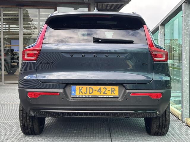 Volvo XC40 2.0 B4 Plus Black Edition Mild hybrid, Automaat, Panoramadak, 20 inch wielen, Trekhaak semi elektrisch wegklapbaar, Extra getinte ramen vanaf B-stijl, Harman Kardon audio, 360 graden parkeercamera