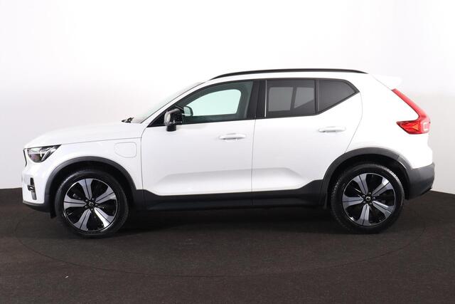 Volvo XC40 T5 Recharge Plus Dark - IntelliSafe Assist & Surround - Harman/Kardon audio - Parkeercamera achter - Verwarmde voorstoelen & stuur - Parkeersensoren voor & achter - Elektr. bedienb. voorstoelen met geheugen links - Draadloze tel. lader - Extra getint glas - Inklapbare trekhaak - 19' LMV