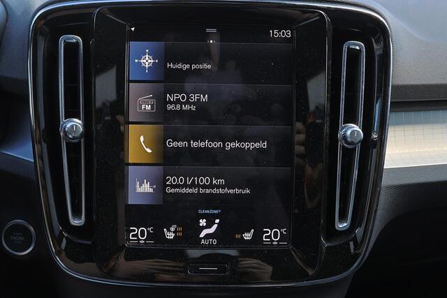 Volvo XC40 T5 Recharge Plus Dark - IntelliSafe Assist & Surround - Harman/Kardon audio - Parkeercamera achter - Verwarmde voorstoelen & stuur - Parkeersensoren voor & achter - Elektr. bedienb. voorstoelen met geheugen links - Draadloze tel. lader - Extra getint glas - Inklapbare trekhaak - 19' LMV