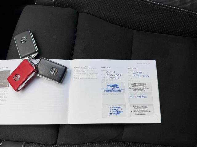 Volvo XC40 1.5 T3 Inscription / Elektrische Wegklapbare Trekhaak ( 1600 KG Trekgewicht) / Stoelverwarming / Schuif Kantel Dak / Elektrische Achterklep / Apple Carplay