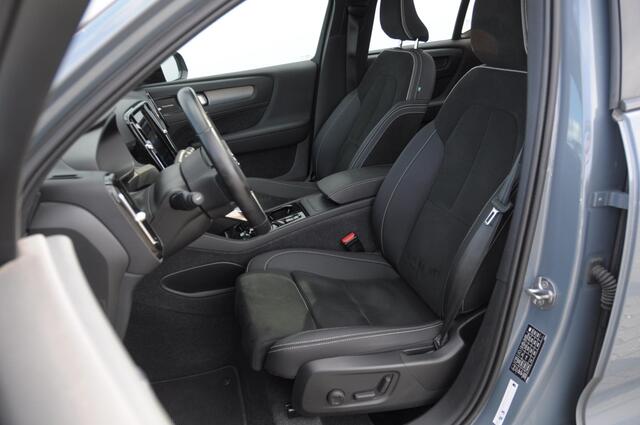 Volvo XC40 B3 177PK Automaat Plus Dark / Panoramadak / Elektrische stoelen / Harman Kardon audio / BLIS / Adaptieve cruise control / Parkeersensoren met camera / Elektrische achterklep / Stoel - en stuurwielverwarming