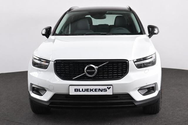 Volvo XC40 1.5 T5 Recharge R-Design - IntelliSafe Assist & Surround - Adaptieve LED koplampen - Parkeercamera achter - Verwarmde voorstoelen & stuur - Parkeersensoren voor & achter - Elektr. bedienb. voorstoelen met geheugen links - Draadloze tel. lader - Extra getint glas - 19' LMV
