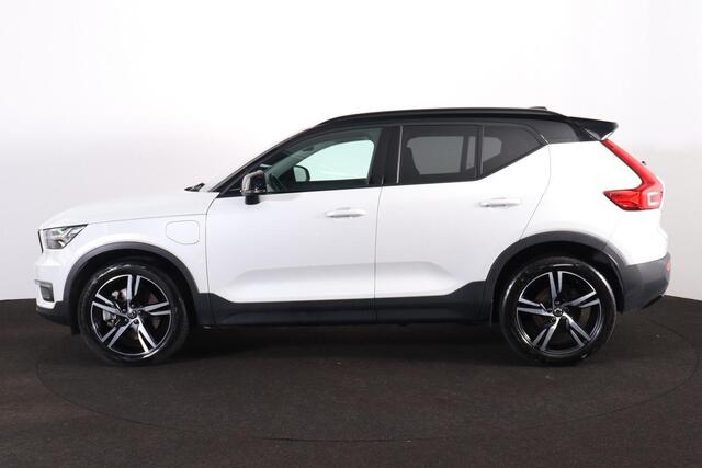 Volvo XC40 1.5 T5 Recharge R-Design - IntelliSafe Assist & Surround - Adaptieve LED koplampen - Parkeercamera achter - Verwarmde voorstoelen & stuur - Parkeersensoren voor & achter - Elektr. bedienb. voorstoelen met geheugen links - Draadloze tel. lader - Extra getint glas - 19' LMV