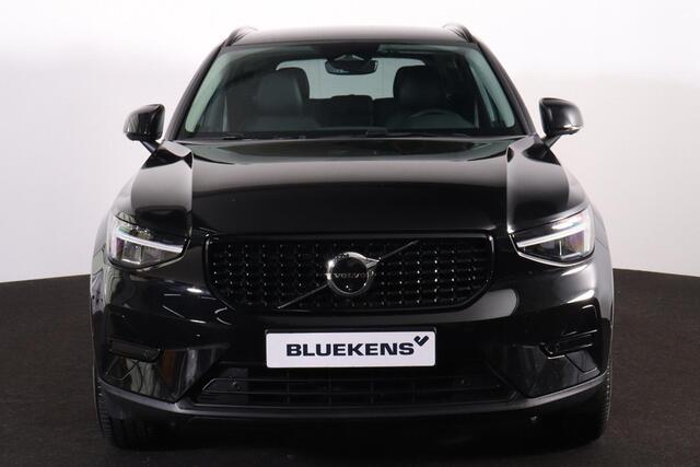 Volvo XC40 B3 Plus Dark - IntelliSafe Assist & Surround - 360º Camera - Harman/Kardon audio - Verwarmde voorstoelen & stuur - Parkeersensoren voor & achter - Elektr. bedienb. voorstoelen met geheugen links - Draadloze tel. lader - Standkachel - Extra getint glas - 18' LMV