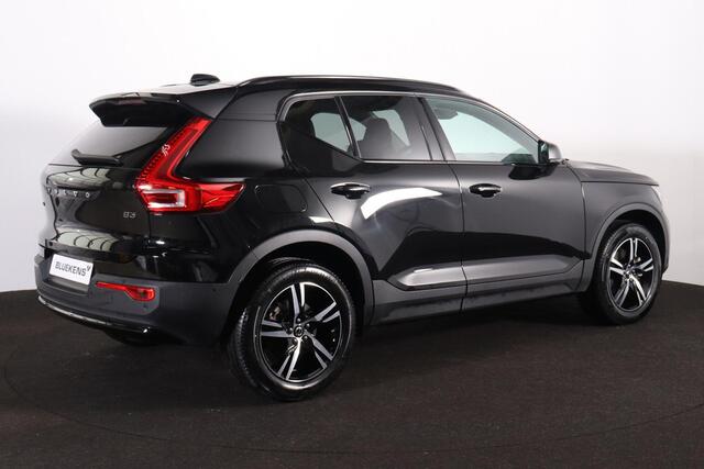 Volvo XC40 B3 Plus Dark - IntelliSafe Assist & Surround - 360º Camera - Harman/Kardon audio - Verwarmde voorstoelen & stuur - Parkeersensoren voor & achter - Elektr. bedienb. voorstoelen met geheugen links - Draadloze tel. lader - Standkachel - Extra getint glas - 18' LMV