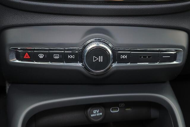 Volvo XC40 B3 Plus Dark - IntelliSafe Assist & Surround - 360º Camera - Harman/Kardon audio - Verwarmde voorstoelen & stuur - Parkeersensoren voor & achter - Elektr. bedienb. voorstoelen met geheugen links - Draadloze tel. lader - Standkachel - Extra getint glas - 18' LMV