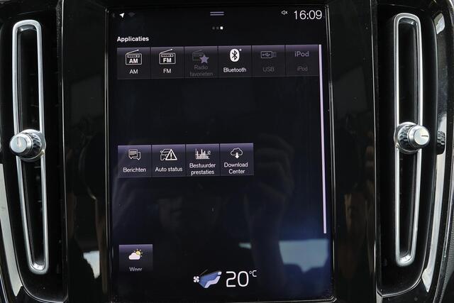 Volvo XC40 T4 Momentum - Parkeercamera achter - Parkeersensoren voor & achter - Cruise control - Inklapbare trekhaak - 18' LMV