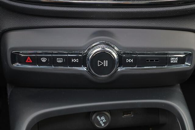Volvo XC40 T4 Momentum - Parkeercamera achter - Parkeersensoren voor & achter - Cruise control - Inklapbare trekhaak - 18' LMV
