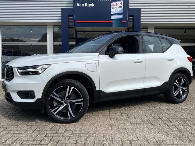 Volvo XC40 1.5 T5 Twin Engine R-Design / 262 PK / Panorama dak / Elektrische Trekhaak / Harman Kardon Audio / Leder + Alcantara Bekleding / Keyless Entry & Go / Adaptive Cruise met Pilot Assist! / CarPlay + Android Auto / Stoel- en Stuurwielverwarming / Verwarmde Achterbank / Volledig Dealeronderhoud / Elektrische Best Stoel incl. Memory / Elektrische kofferklep / Parkeercamera / Elektrische Ramen + Spiegels / ETC. /