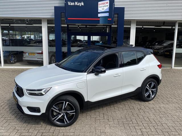 Volvo XC40 1.5 T5 Twin Engine R-Design / 262 PK / Panorama dak / Elektrische Trekhaak / Harman Kardon Audio / Leder + Alcantara Bekleding / Keyless Entry & Go / Adaptive Cruise met Pilot Assist! / CarPlay + Android Auto / Stoel- en Stuurwielverwarming / Verwarmde Achterbank / Volledig Dealeronderhoud / Elektrische Best Stoel incl. Memory / Elektrische kofferklep / Parkeercamera / Elektrische Ramen + Spiegels / ETC. /