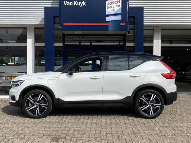 Volvo XC40 1.5 T5 Twin Engine R-Design / 262 PK / Panorama dak / Elektrische Trekhaak / Harman Kardon Audio / Leder + Alcantara Bekleding / Keyless Entry & Go / Adaptive Cruise met Pilot Assist! / CarPlay + Android Auto / Stoel- en Stuurwielverwarming / Verwarmde Achterbank / Volledig Dealeronderhoud / Elektrische Best Stoel incl. Memory / Elektrische kofferklep / Parkeercamera / Elektrische Ramen + Spiegels / ETC. /