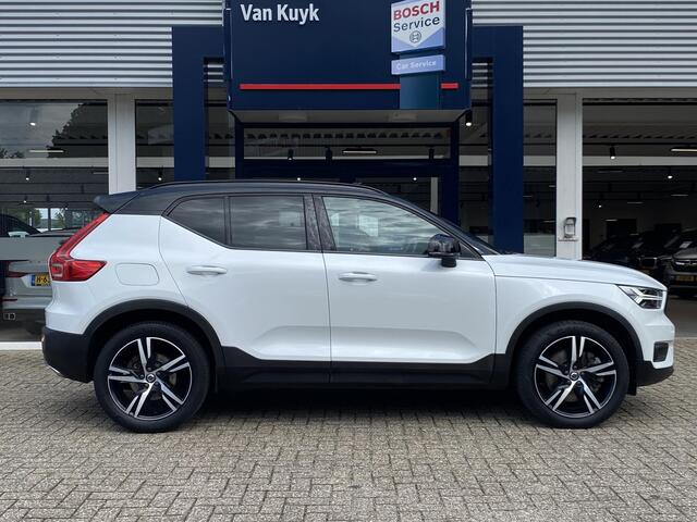 Volvo XC40 1.5 T5 Twin Engine R-Design / 262 PK / Panorama dak / Elektrische Trekhaak / Harman Kardon Audio / Leder + Alcantara Bekleding / Keyless Entry & Go / Adaptive Cruise met Pilot Assist! / CarPlay + Android Auto / Stoel- en Stuurwielverwarming / Verwarmde Achterbank / Volledig Dealeronderhoud / Elektrische Best Stoel incl. Memory / Elektrische kofferklep / Parkeercamera / Elektrische Ramen + Spiegels / ETC. /
