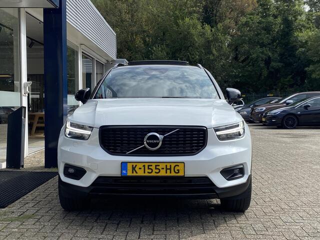 Volvo XC40 1.5 T5 Twin Engine R-Design / 262 PK / Panorama dak / Elektrische Trekhaak / Harman Kardon Audio / Leder + Alcantara Bekleding / Keyless Entry & Go / Adaptive Cruise met Pilot Assist! / CarPlay + Android Auto / Stoel- en Stuurwielverwarming / Verwarmde Achterbank / Volledig Dealeronderhoud / Elektrische Best Stoel incl. Memory / Elektrische kofferklep / Parkeercamera / Elektrische Ramen + Spiegels / ETC. /
