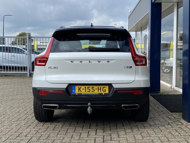 Volvo XC40 1.5 T5 Twin Engine R-Design / 262 PK / Panorama dak / Elektrische Trekhaak / Harman Kardon Audio / Leder + Alcantara Bekleding / Keyless Entry & Go / Adaptive Cruise met Pilot Assist! / CarPlay + Android Auto / Stoel- en Stuurwielverwarming / Verwarmde Achterbank / Volledig Dealeronderhoud / Elektrische Best Stoel incl. Memory / Elektrische kofferklep / Parkeercamera / Elektrische Ramen + Spiegels / ETC. /