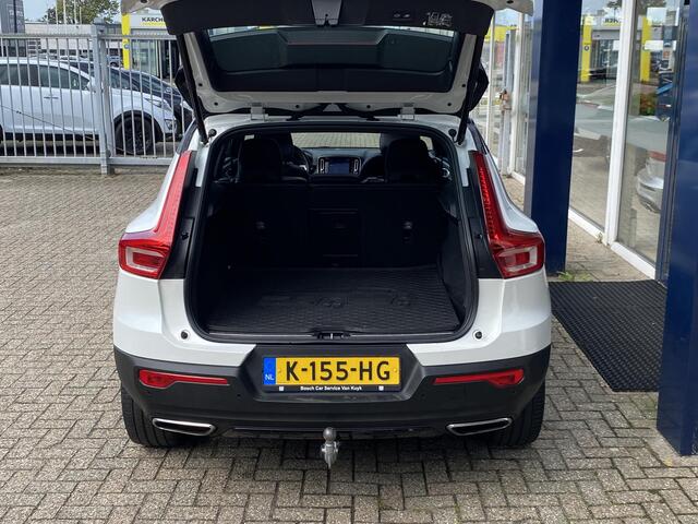 Volvo XC40 1.5 T5 Twin Engine R-Design / 262 PK / Panorama dak / Elektrische Trekhaak / Harman Kardon Audio / Leder + Alcantara Bekleding / Keyless Entry & Go / Adaptive Cruise met Pilot Assist! / CarPlay + Android Auto / Stoel- en Stuurwielverwarming / Verwarmde Achterbank / Volledig Dealeronderhoud / Elektrische Best Stoel incl. Memory / Elektrische kofferklep / Parkeercamera / Elektrische Ramen + Spiegels / ETC. /