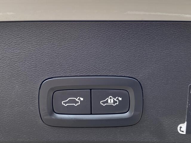 Volvo XC40 1.5 T5 Twin Engine R-Design / 262 PK / Panorama dak / Elektrische Trekhaak / Harman Kardon Audio / Leder + Alcantara Bekleding / Keyless Entry & Go / Adaptive Cruise met Pilot Assist! / CarPlay + Android Auto / Stoel- en Stuurwielverwarming / Verwarmde Achterbank / Volledig Dealeronderhoud / Elektrische Best Stoel incl. Memory / Elektrische kofferklep / Parkeercamera / Elektrische Ramen + Spiegels / ETC. /