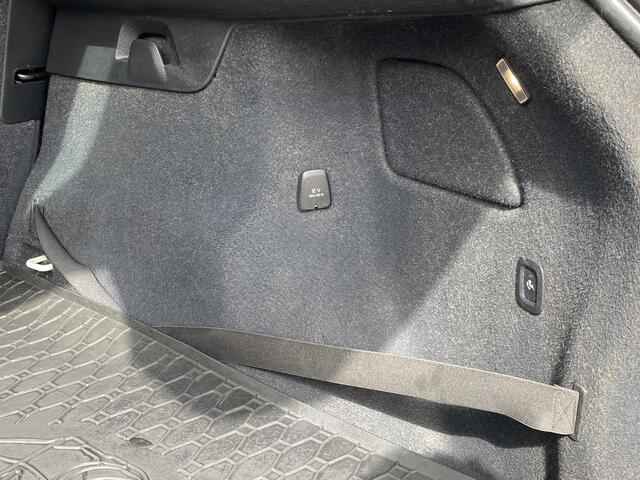 Volvo XC40 1.5 T5 Twin Engine R-Design / 262 PK / Panorama dak / Elektrische Trekhaak / Harman Kardon Audio / Leder + Alcantara Bekleding / Keyless Entry & Go / Adaptive Cruise met Pilot Assist! / CarPlay + Android Auto / Stoel- en Stuurwielverwarming / Verwarmde Achterbank / Volledig Dealeronderhoud / Elektrische Best Stoel incl. Memory / Elektrische kofferklep / Parkeercamera / Elektrische Ramen + Spiegels / ETC. /