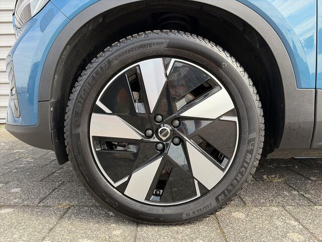 Volvo XC40 Extended Range Plus 82 kWh / Fjord Blue / Trekhaak / Achteruitrijcamera / Stoel- en stuurverwarming /