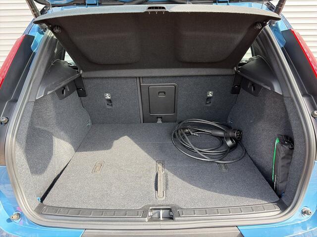 Volvo XC40 Extended Range Plus 82 kWh / Fjord Blue / Trekhaak / Achteruitrijcamera / Stoel- en stuurverwarming /