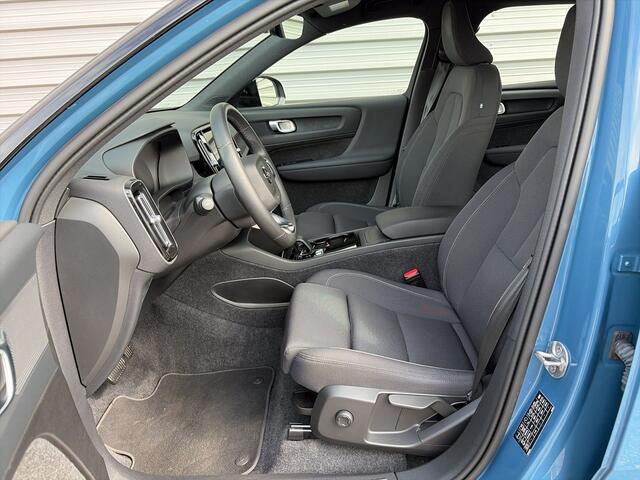 Volvo XC40 Extended Range Plus 82 kWh / Fjord Blue / Trekhaak / Achteruitrijcamera / Stoel- en stuurverwarming /