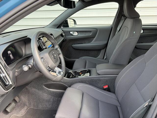 Volvo XC40 Extended Range Plus 82 kWh / Fjord Blue / Trekhaak / Achteruitrijcamera / Stoel- en stuurverwarming /