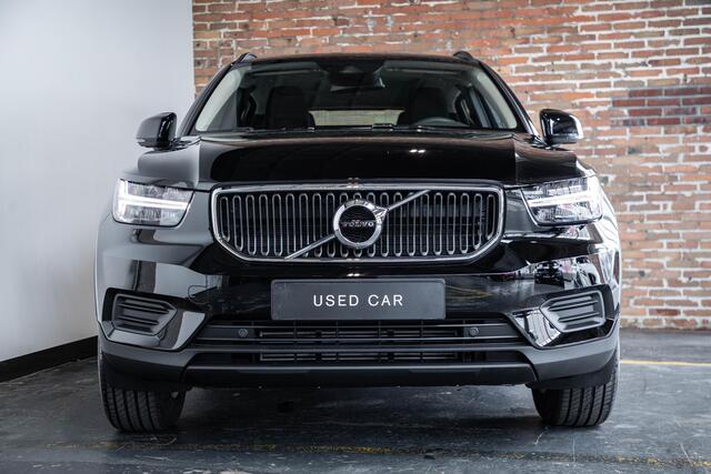 Volvo XC40 T2 Momentum Core | Semi-Electrische Wegklapbare Trekhaak | Navigatie | Parkeercamera | Verwarmbare voorstoelen | Verwarmbaar stuurwiel | Park assist voor en achter | Apple CarPlay & Android Auto | Volvo on Call | Dealeronderhouden |