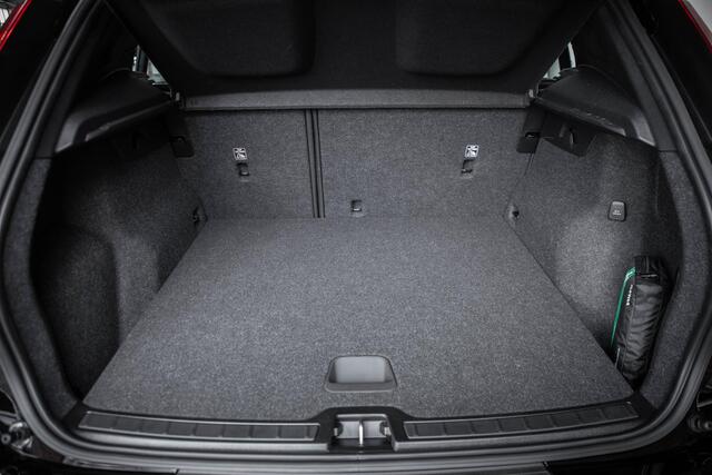 Volvo XC40 T2 Momentum Core | Semi-Electrische Wegklapbare Trekhaak | Navigatie | Parkeercamera | Verwarmbare voorstoelen | Verwarmbaar stuurwiel | Park assist voor en achter | Apple CarPlay & Android Auto | Volvo on Call | Dealeronderhouden |