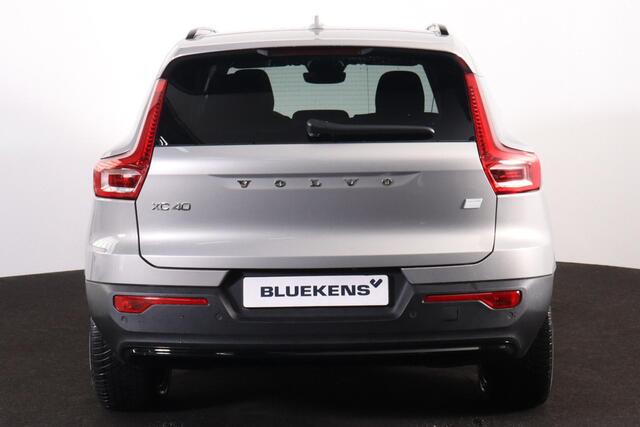 Volvo XC40 Extened Range Core 82 kWh - IntelliSafe Assist & Surround - Parkeercamera achter - Verwarmde voorstoelen, stuur & achterbank - Parkeersensoren voor & achter - Draadloze tel. lader - Warmtepomp - Extra getint glas - Inklapbare trekhaak - 19' LMV