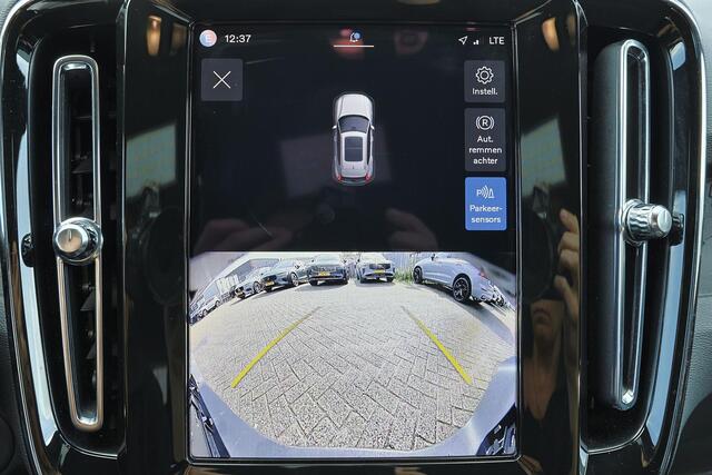 Volvo XC40 Extened Range Core 82 kWh - IntelliSafe Assist & Surround - Parkeercamera achter - Verwarmde voorstoelen, stuur & achterbank - Parkeersensoren voor & achter - Draadloze tel. lader - Warmtepomp - Extra getint glas - Inklapbare trekhaak - 19' LMV