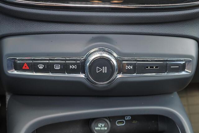 Volvo XC40 Extened Range Core 82 kWh - IntelliSafe Assist & Surround - Parkeercamera achter - Verwarmde voorstoelen, stuur & achterbank - Parkeersensoren voor & achter - Draadloze tel. lader - Warmtepomp - Extra getint glas - Inklapbare trekhaak - 19' LMV